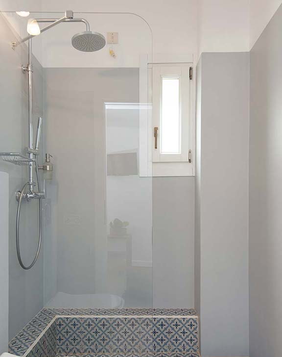 Salle de bain moderne dans la chambre supérieure